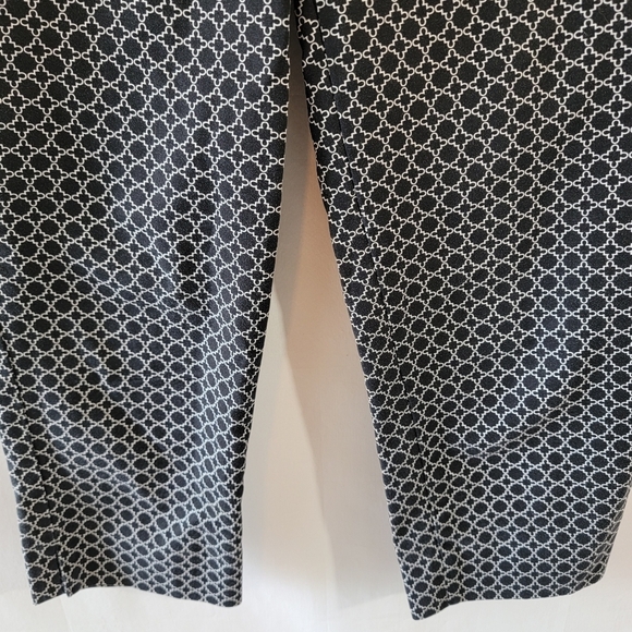 HILARY RADLEY Women's  Golf Capri Pants Size 10 Black White Geometric Stretch - Picture 4 of 11